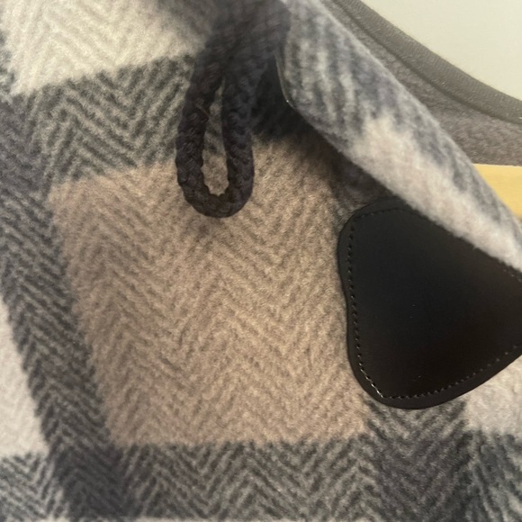 WOMENS PLAID CAPE!! plaid with front pockets, toggle closure, hood, L/XL - Picture 6 of 8